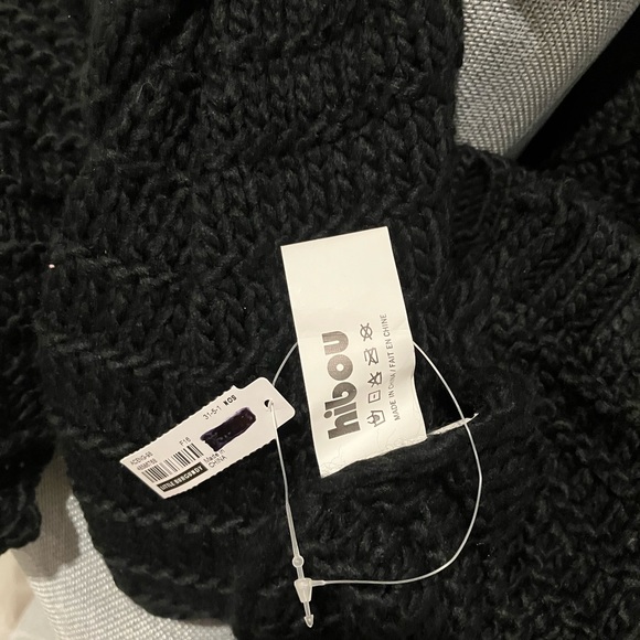 NWT, Black Scarf, stylish and warm - Picture 2 of 3
